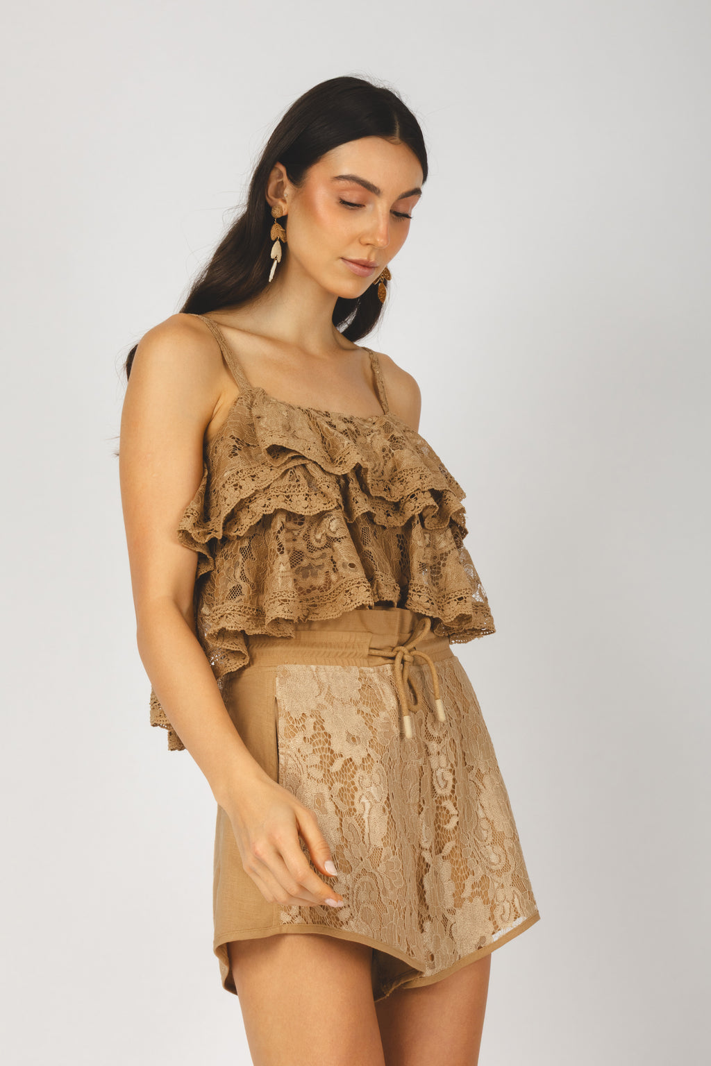 Shorts de renda com cordão ajustável marrom - vista lateral