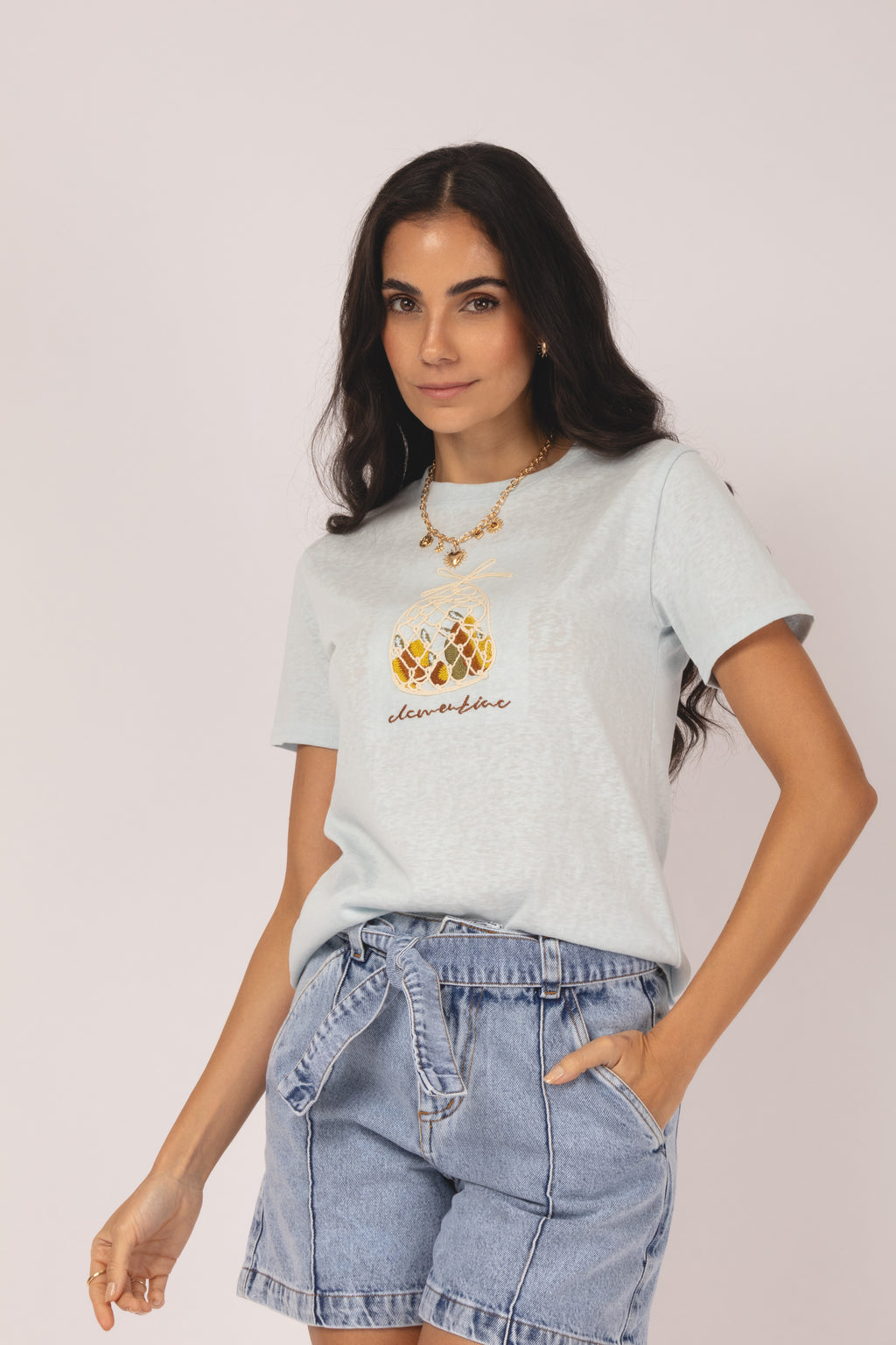 Short jeans com cinto faixa - vista frontal