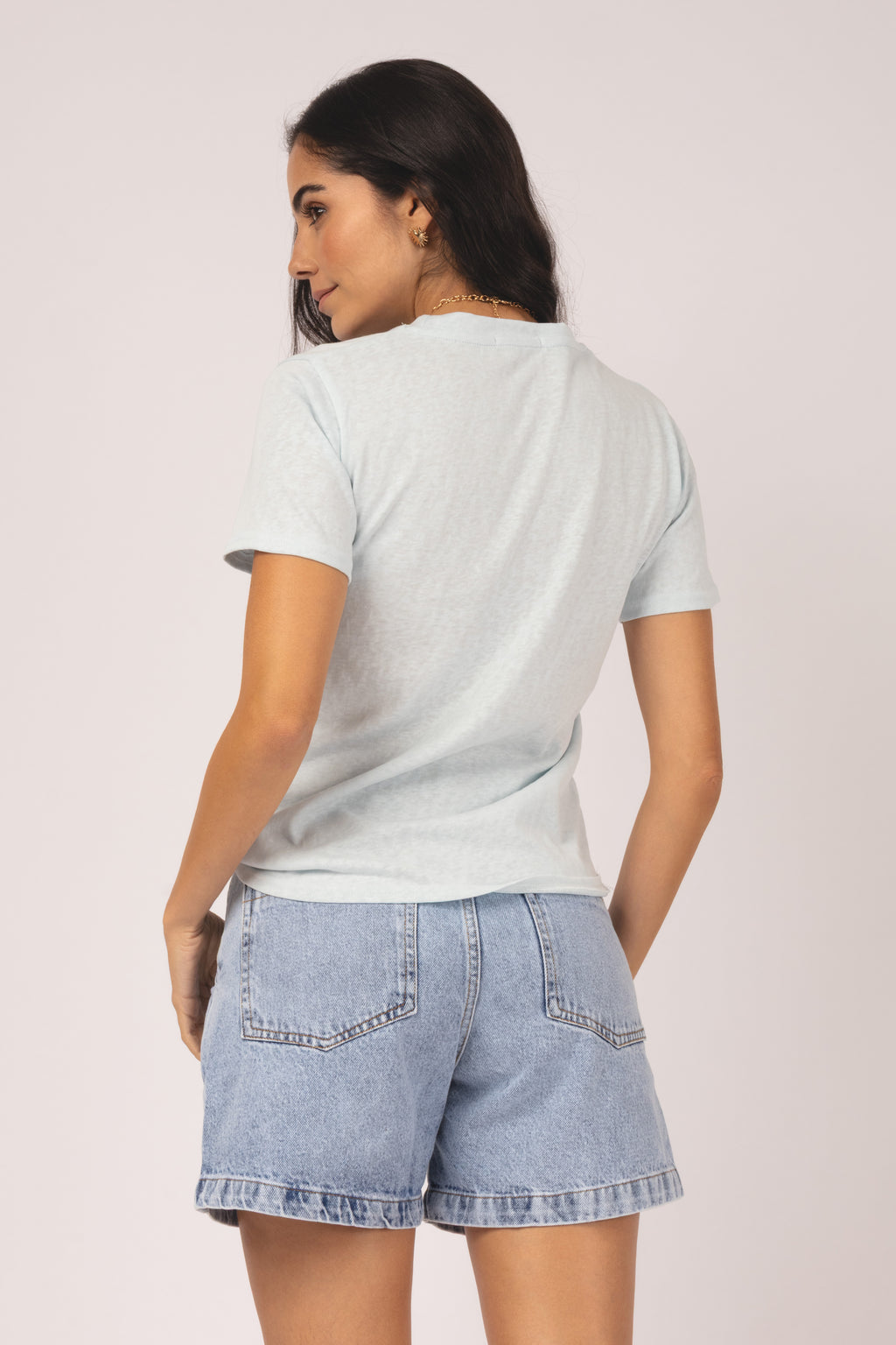 Short jeans com cinto faixa - vista posterior