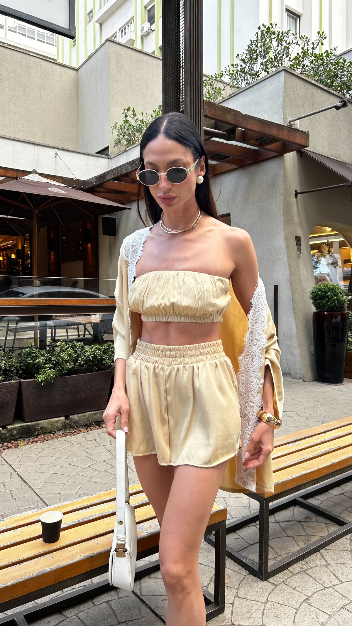 Short solto com renda nas laterais