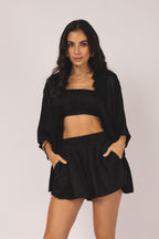 Short solto com elástico e renda nas laterais preto - vista lateral