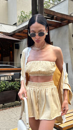 Short solto com renda nas laterais dourado - vista frontal