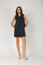 Shorts alfaiataria com ponteiras laterais azul - vista frente