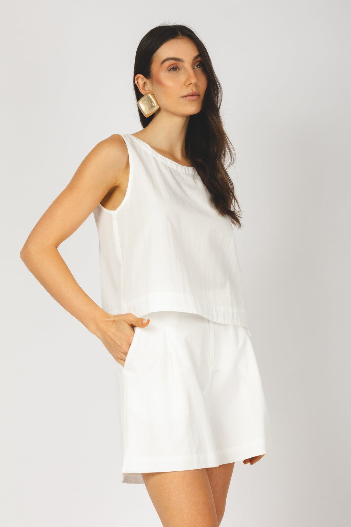 Shorts alfaiataria com ponteiras laterais branco - vista lateral