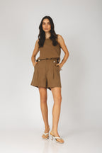 Shorts alfaiataria com ponteiras laterais marrom - vista frontal