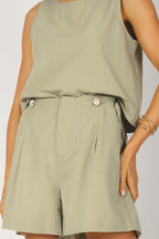 Shorts alfaiataria com ponteiras laterais verde - vista frontal