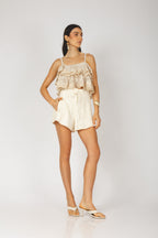 Shorts de renda com cordão ajustável bege - vista frontal