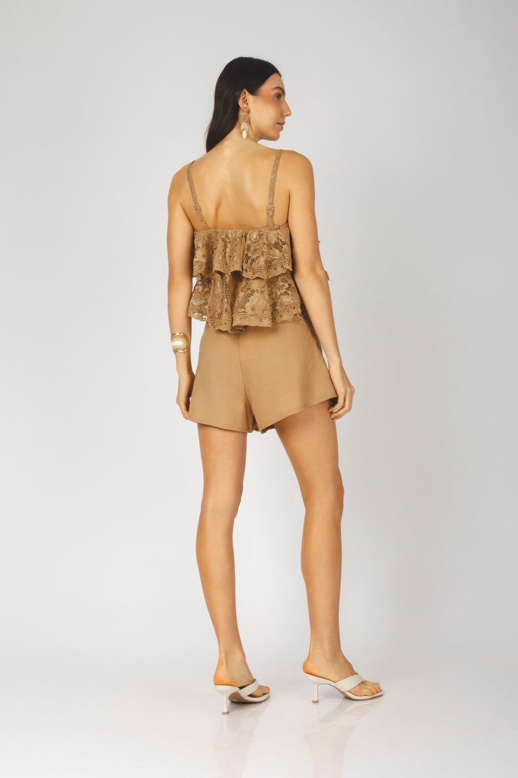 Shorts de renda com cordão ajustável marrom - vista posterior