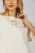 T-Shirt com cinto multifuncional bege - detalhes frontal