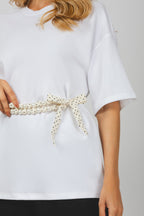 T-Shirt com cinto multifuncional branco - detalhes frontal
