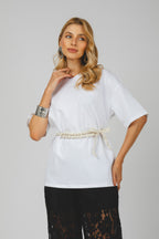 T-Shirt com cinto multifuncional branco - vista frontal