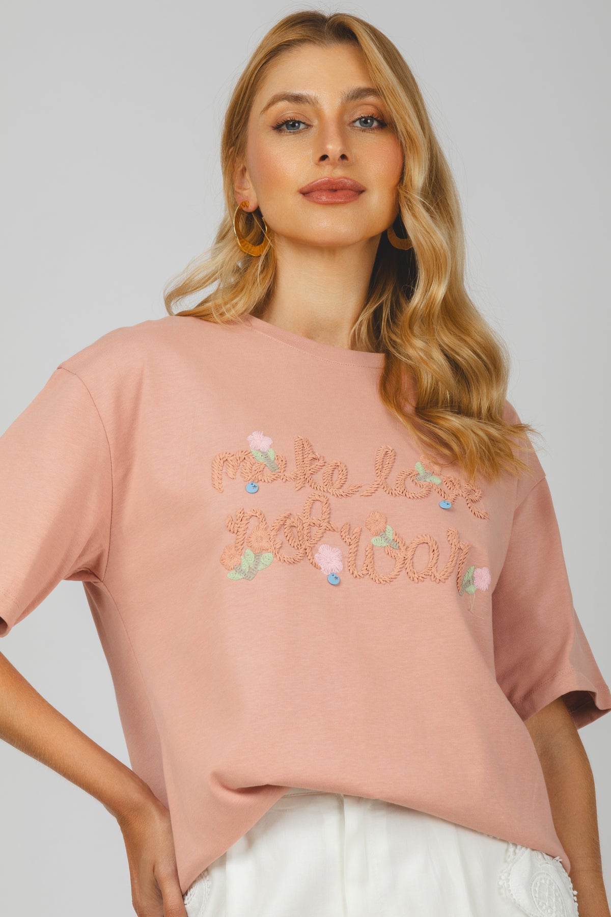 T-Shirt make love not war rosa - detalhes frontal
