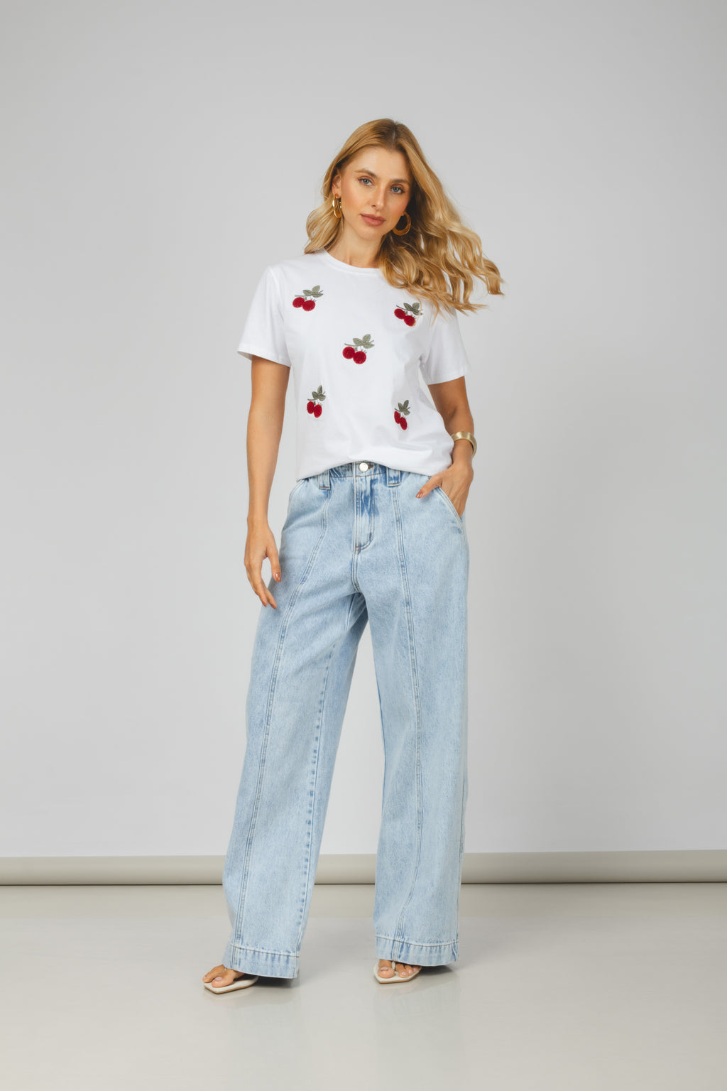T- shirt com bordado de cherry branco - vista frontal