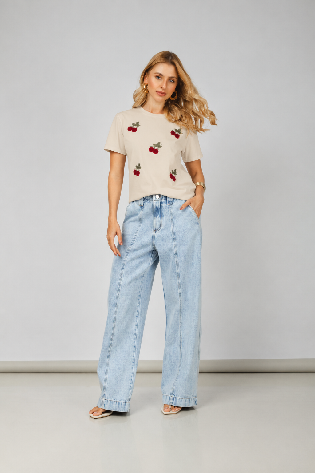 T- shirt com bordado de cherry bege - vista frontal