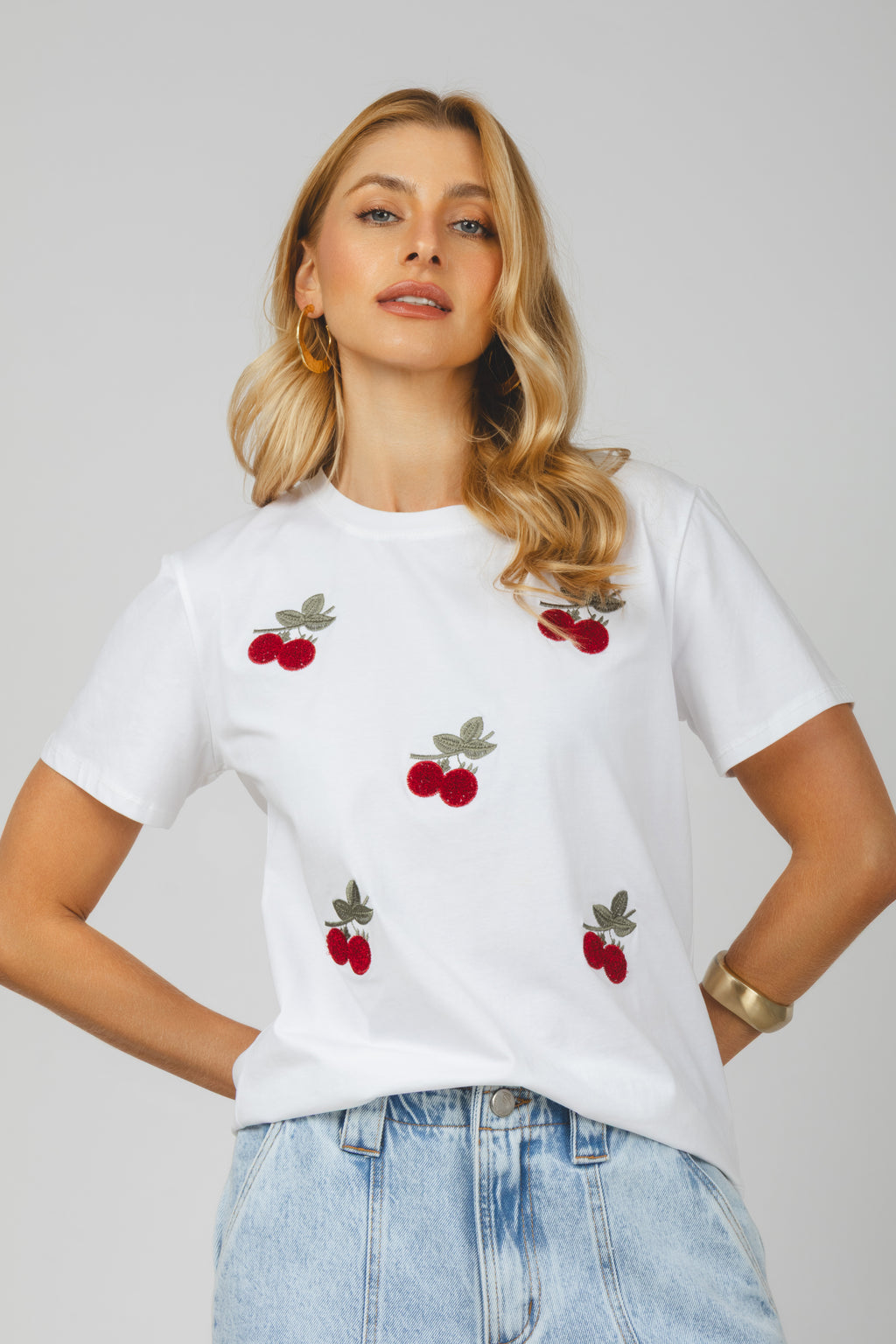 T- shirt com bordado de cherry branco - detalhes frente