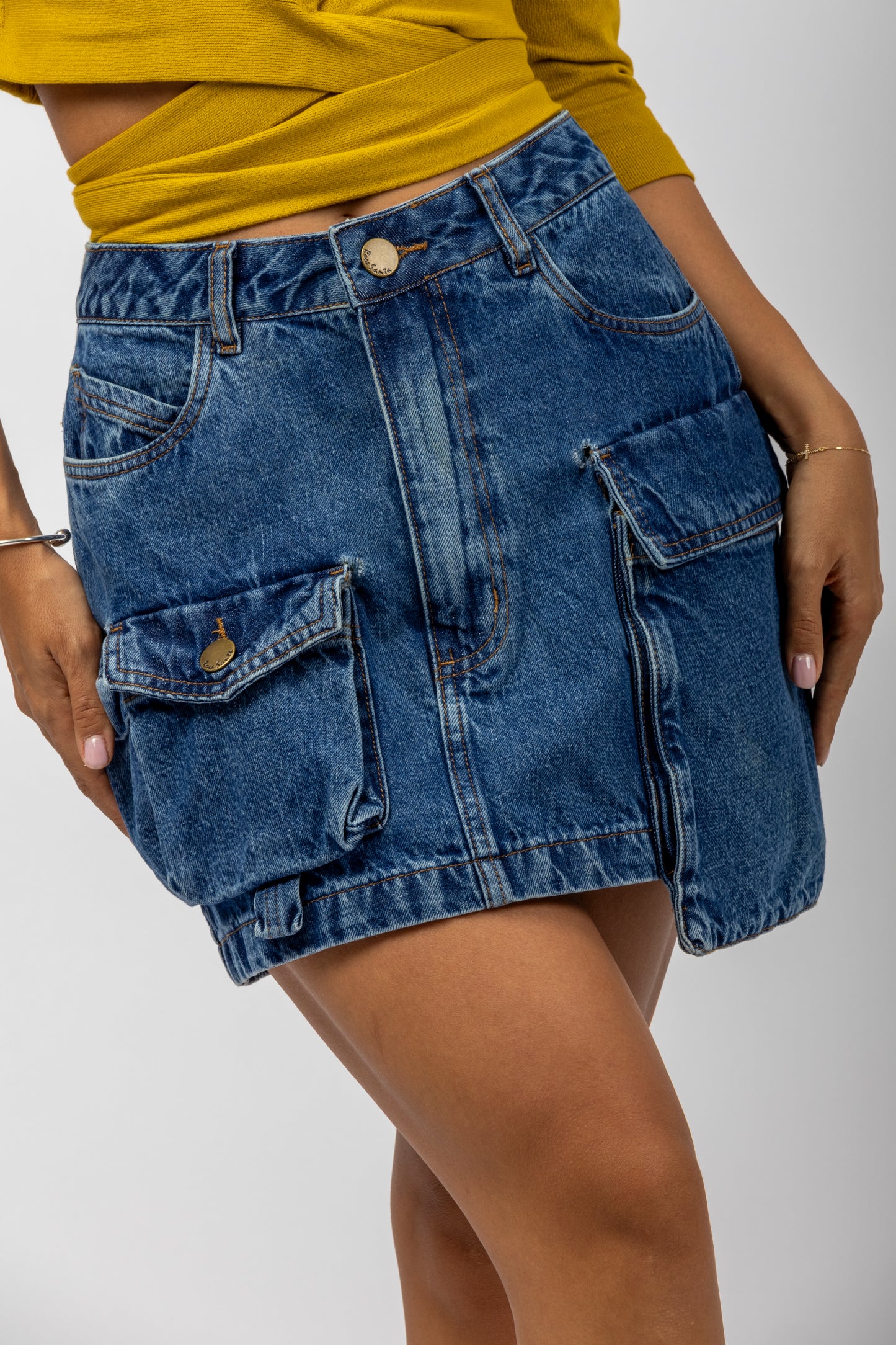 Mini saia cargo em jeans