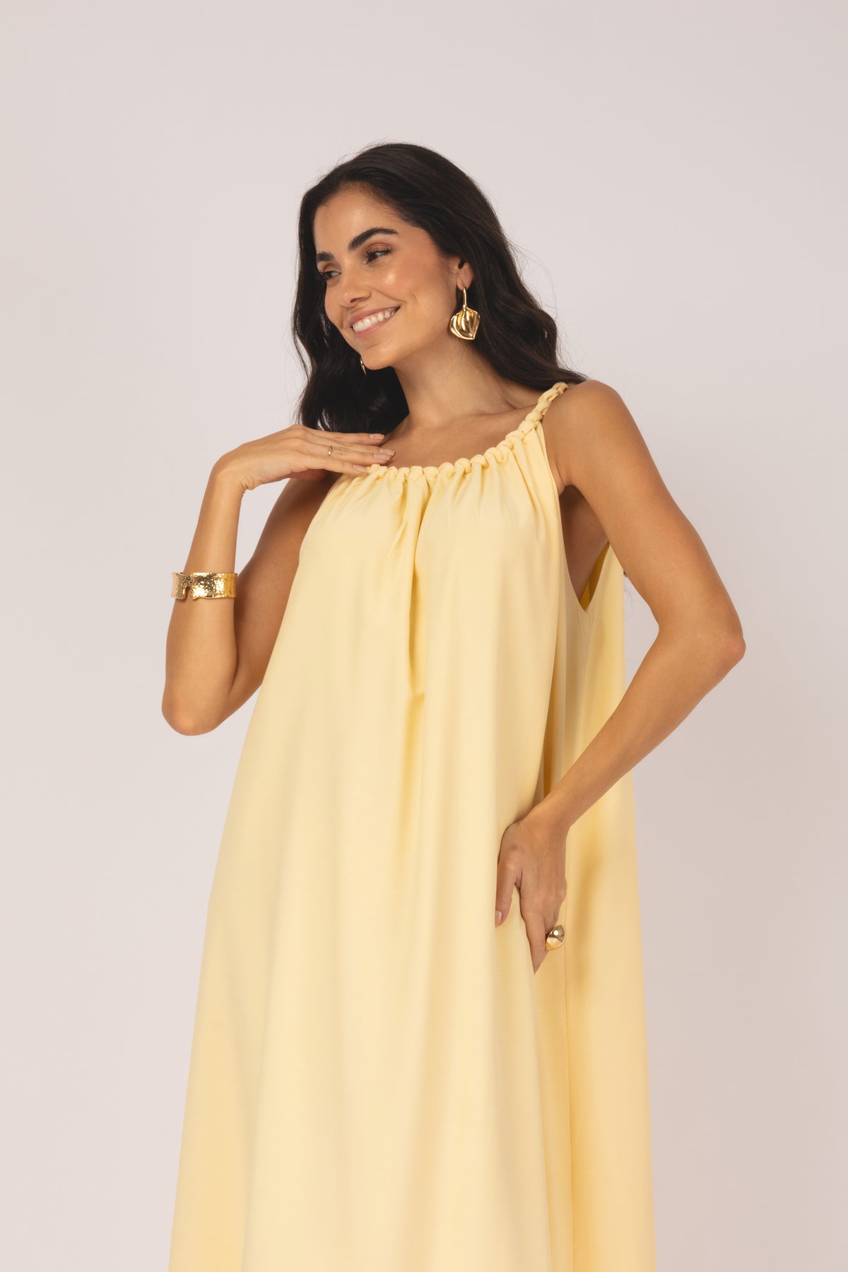 Vestido midi com alças twist e decote franzido amarelo - detalhes frontal