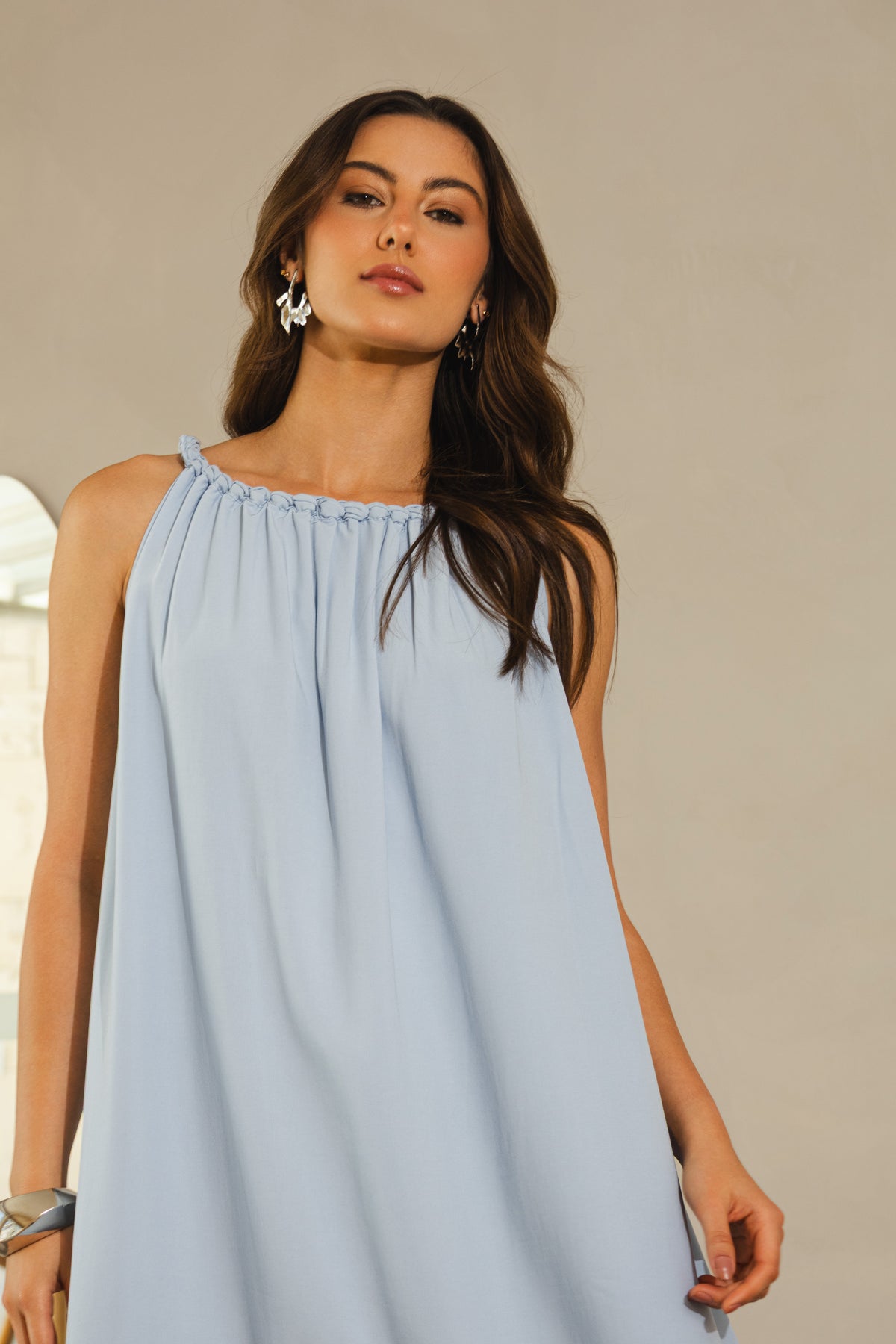 Vestido midi com alças twist e decote franzido azul - detalhes frontal