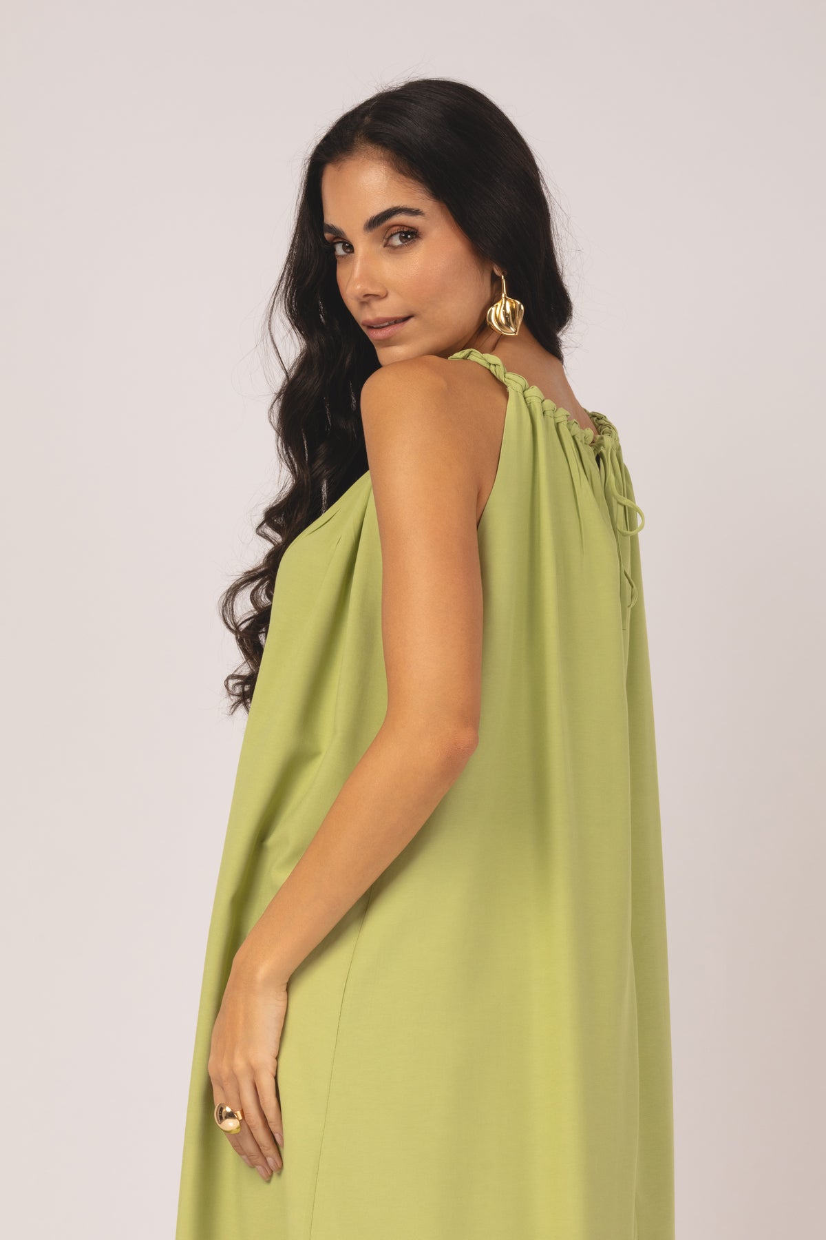 Vestido midi com alças twist e decote franzido verde - vista lateral
