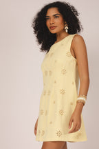 Vestido curto bordado amarelo - vista lateral
