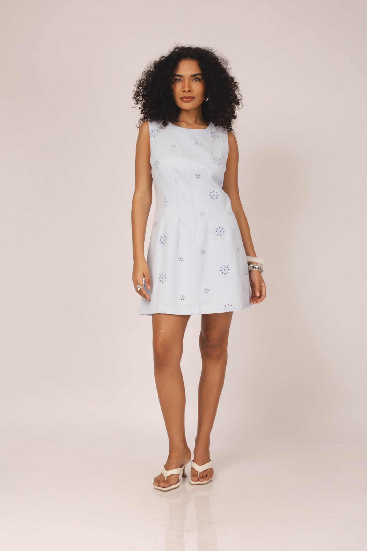 Vestido curto bordado azul - vista frontal