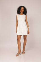 Vestido curto bordado branco - vista frontal