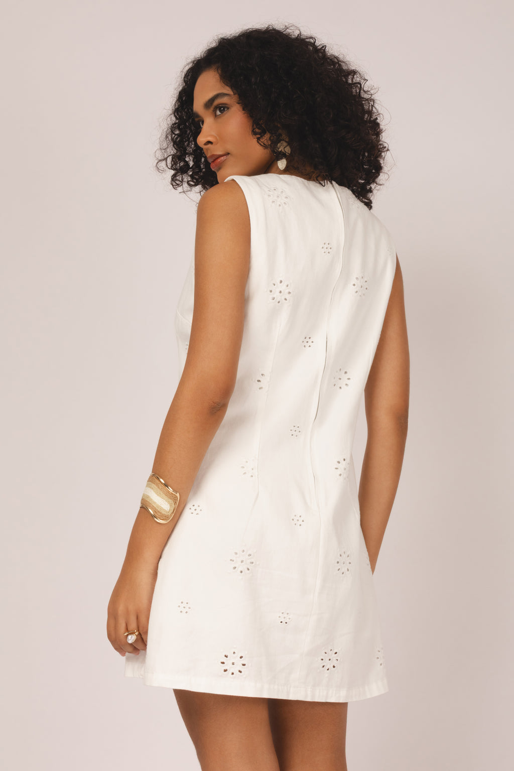 Vestido curto bordado branco - vista posterior