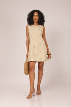 Vestido curto bordado floral bege -  vista frontal