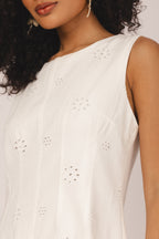 Vestido curto bordado branco - detalhes frente