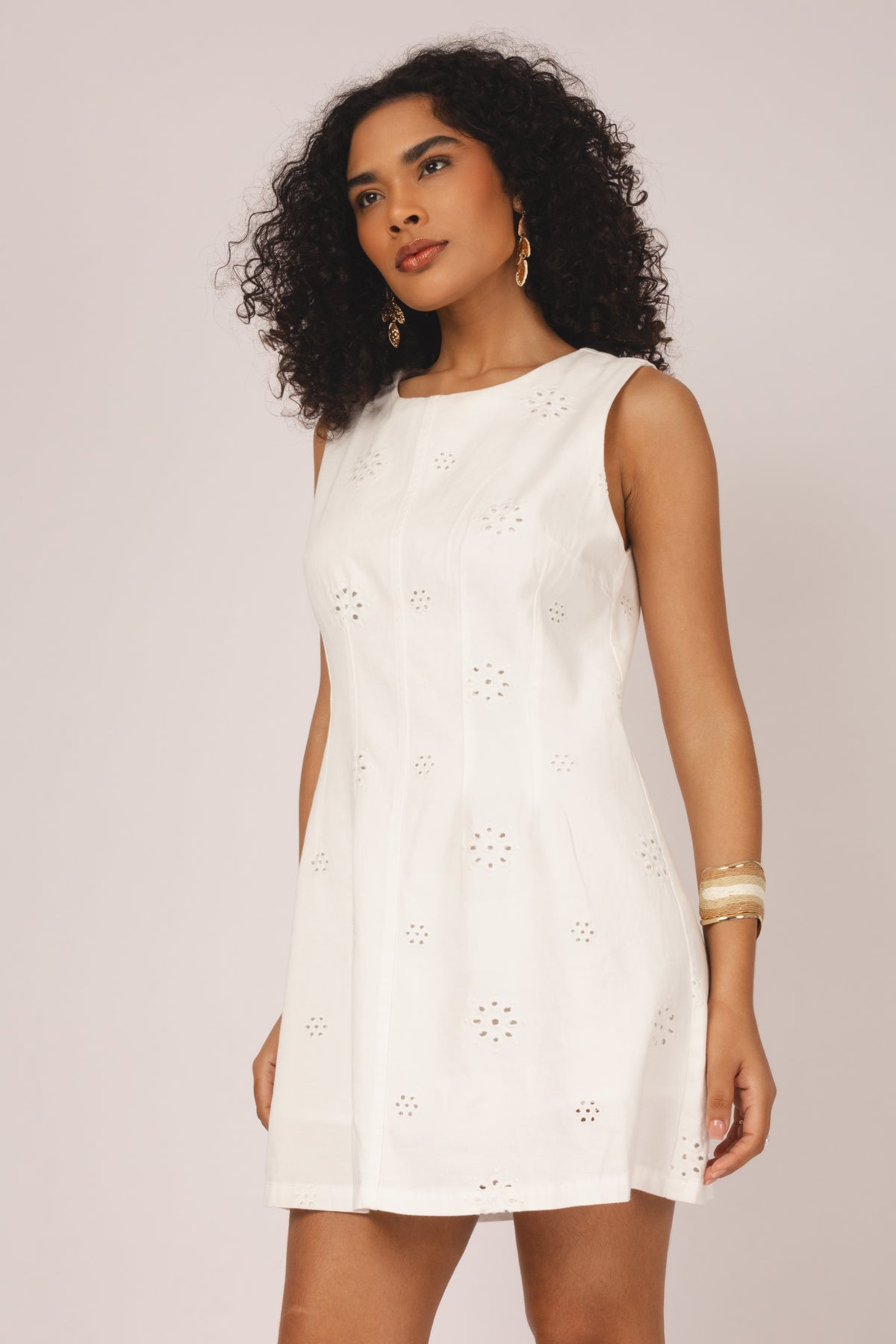 Vestido curto bordado floral branco  - vista frente