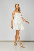 Vestido curto de renda em camadas branco - vista lateral