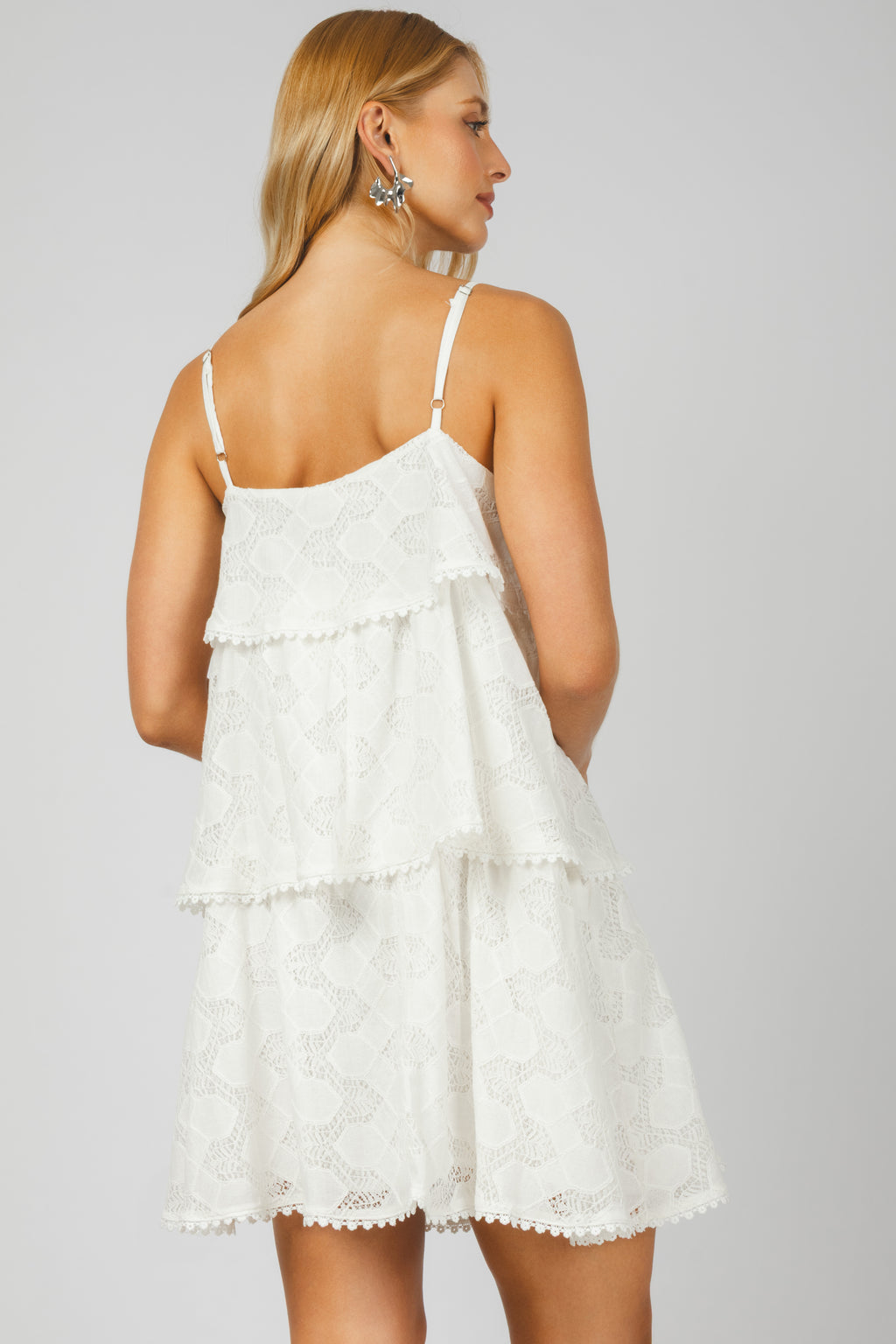 Vestido curto de renda em camadas branco - vista posterior