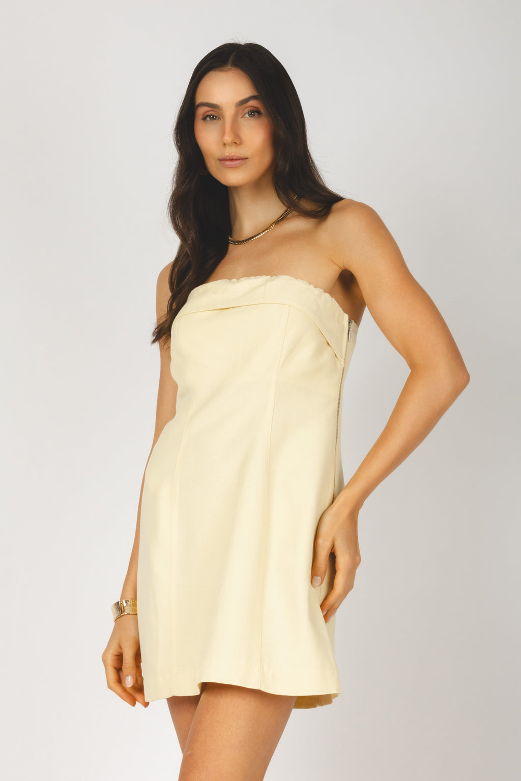 Vestido curto tomara que caia amarelo - detalhes frontal
