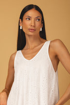 Vestido midi de laise decote V bege - detalhes frontal