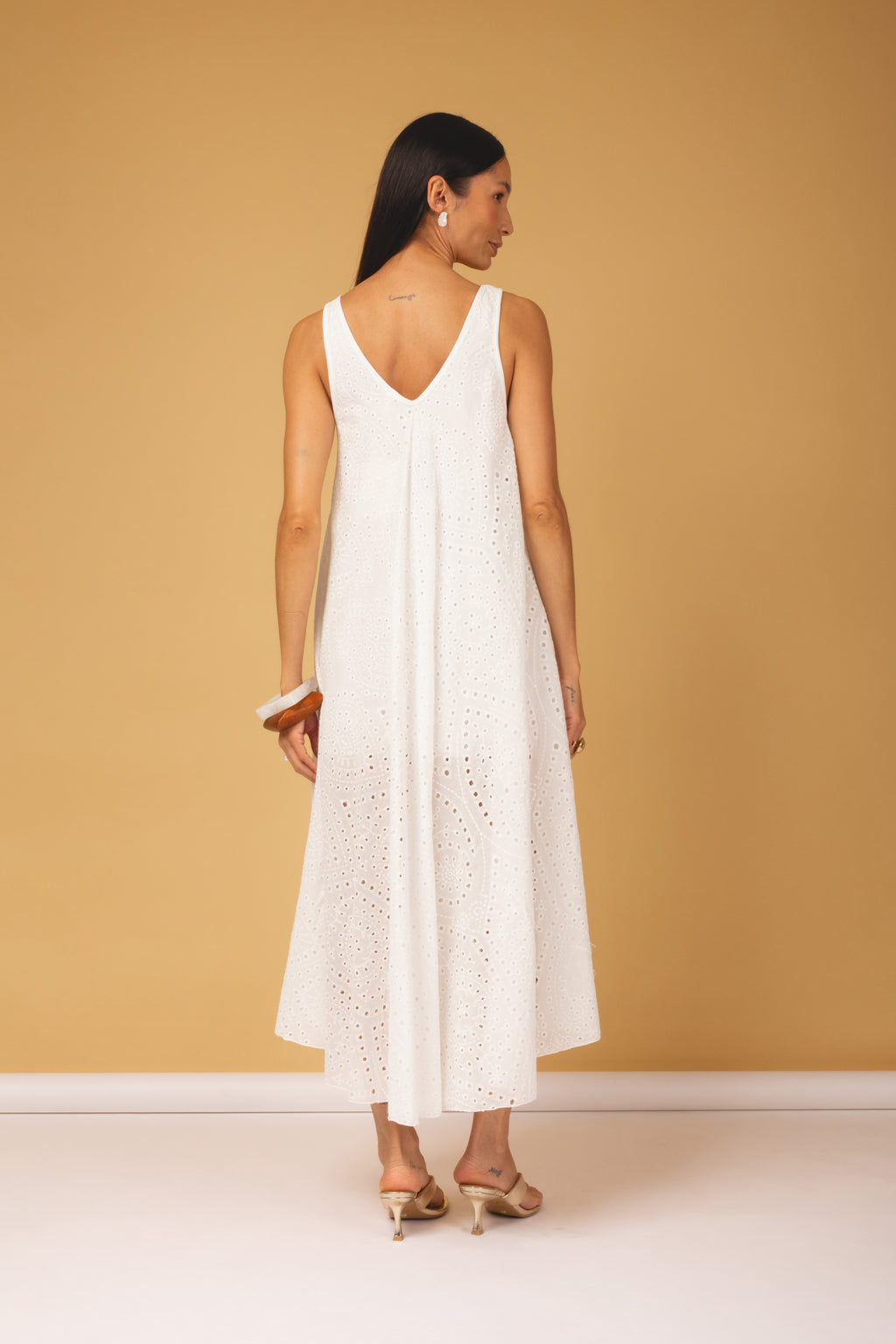 Vestido midi de laise decote V bege - vista posterior