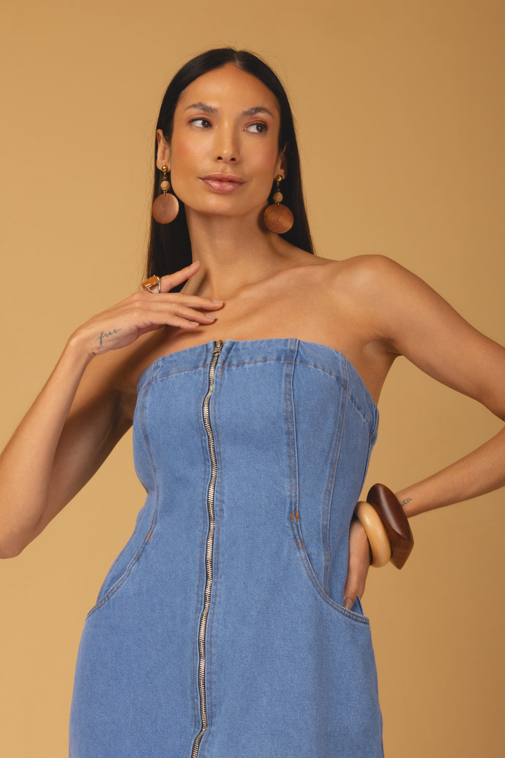Vestido jeans strapless midi acinturado - detalhes frontal