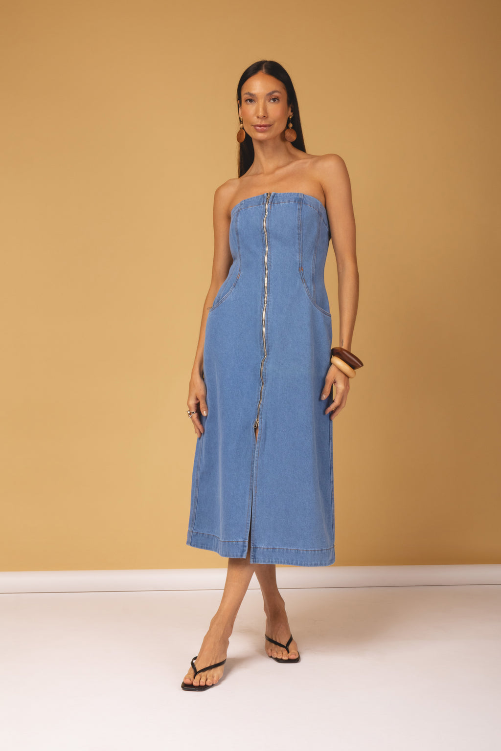Vestido jeans strapless midi acinturado com zíper - vosta frontal