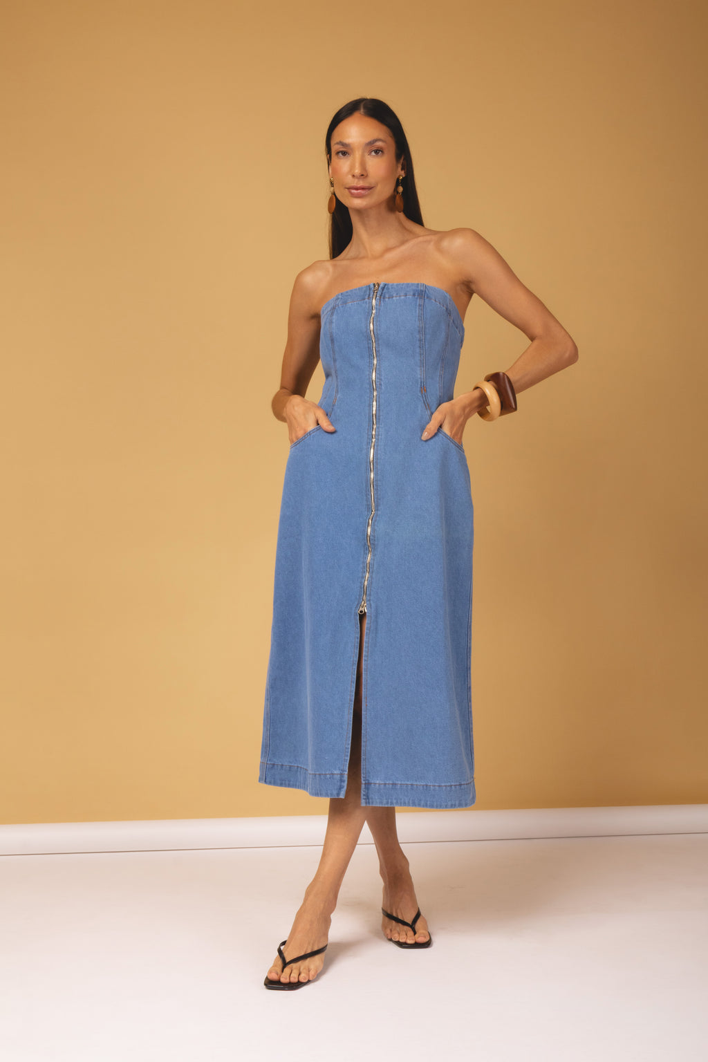 Vestido jeans strapless midi acinturado - vista frontal