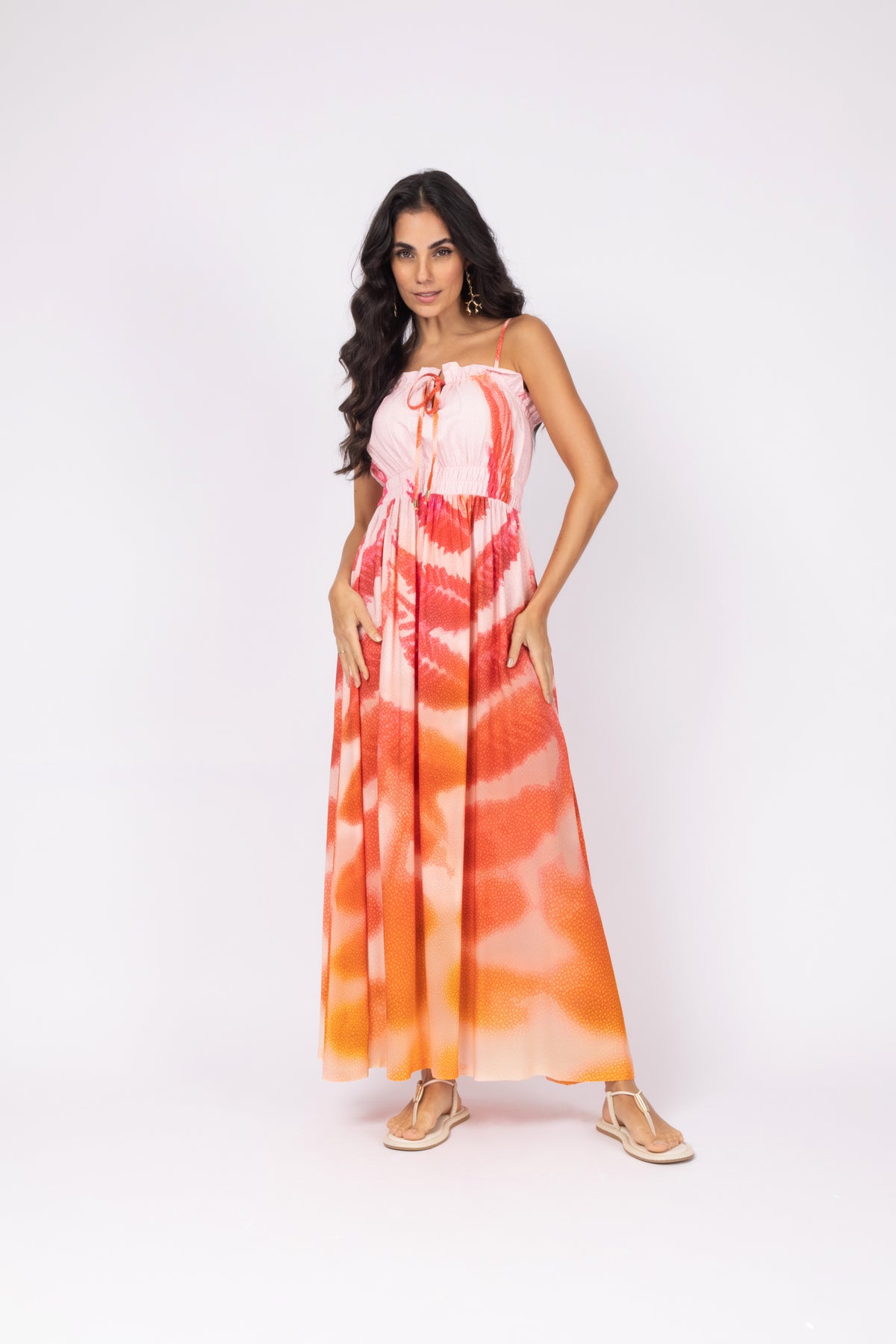 Vestido longo acinturado de alças rosa - vista frontal