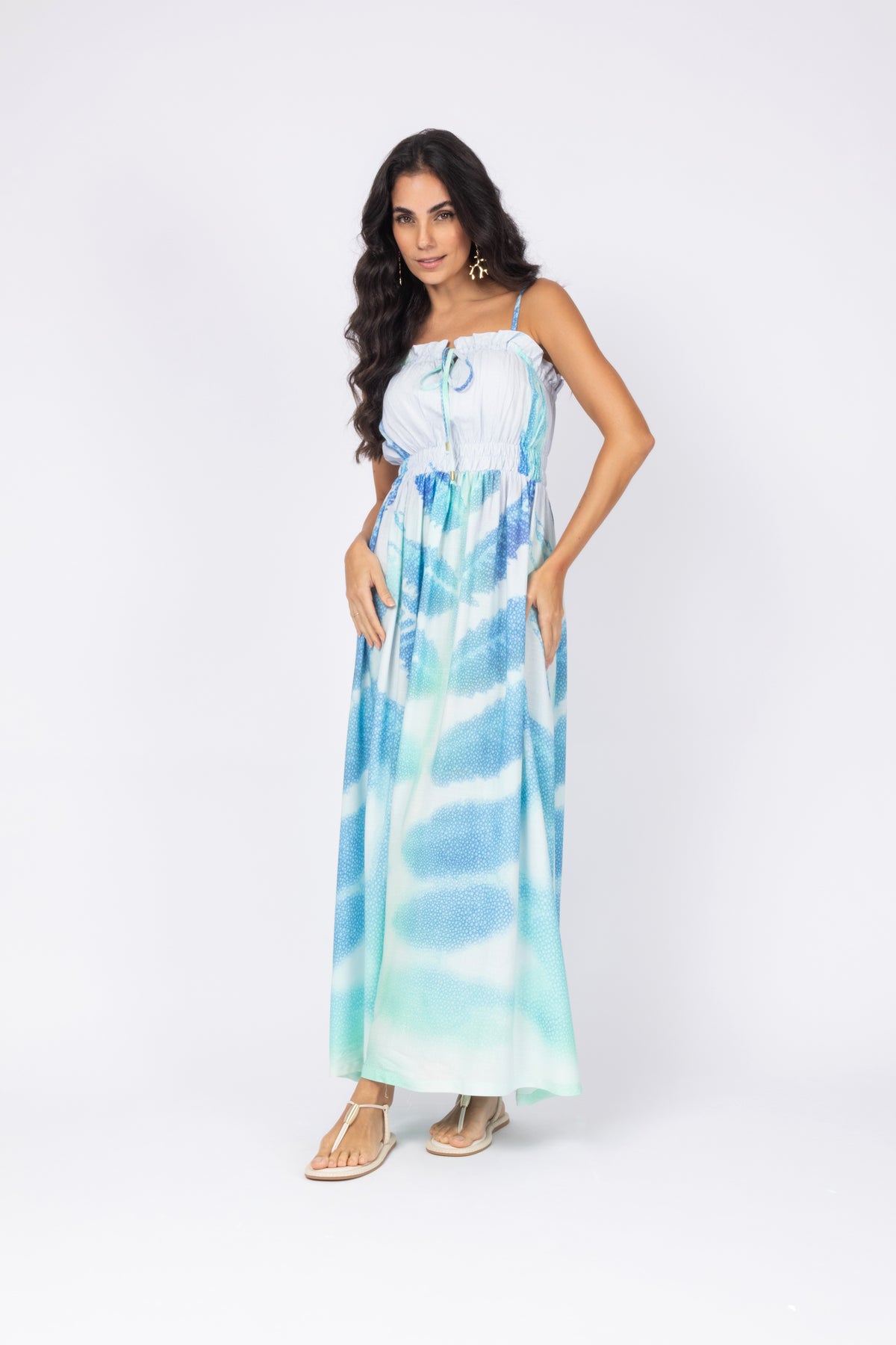 Vestido longo fluído acinturado de alças azul - vista frontal