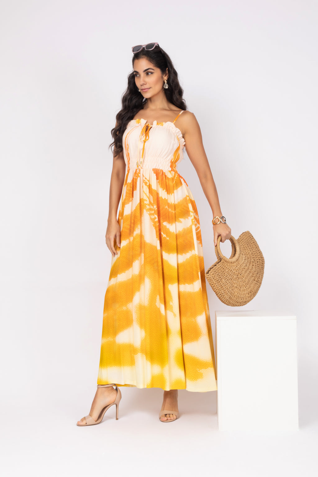 Vestido longo fluído acinturado de alças laranja - vista frontal