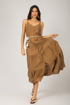 Vestido midi alça com cinto cordão marrom - vista frontal