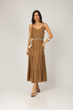 Vestido midi alça com cinto cordão marrom - vista frontal