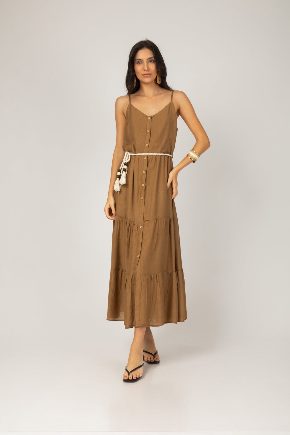 Vestido midi alça com cinto cordão marrom - vista frontal