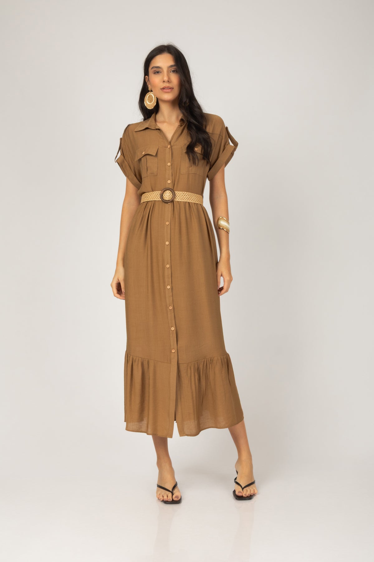 Vestido midi chemise com cinto e bolsos marrom - vista frontal