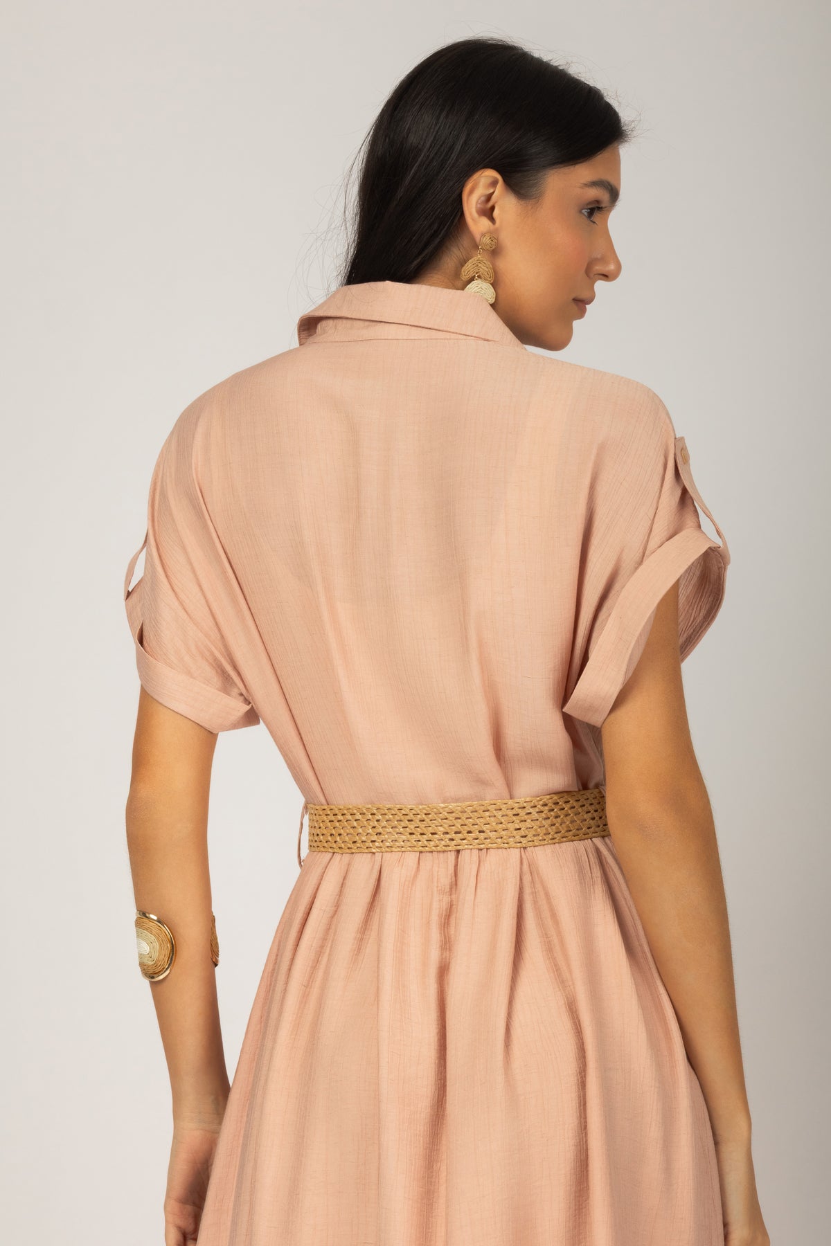 Vestido midi chemise com cinto e bolsos rosa - detalhes posterior