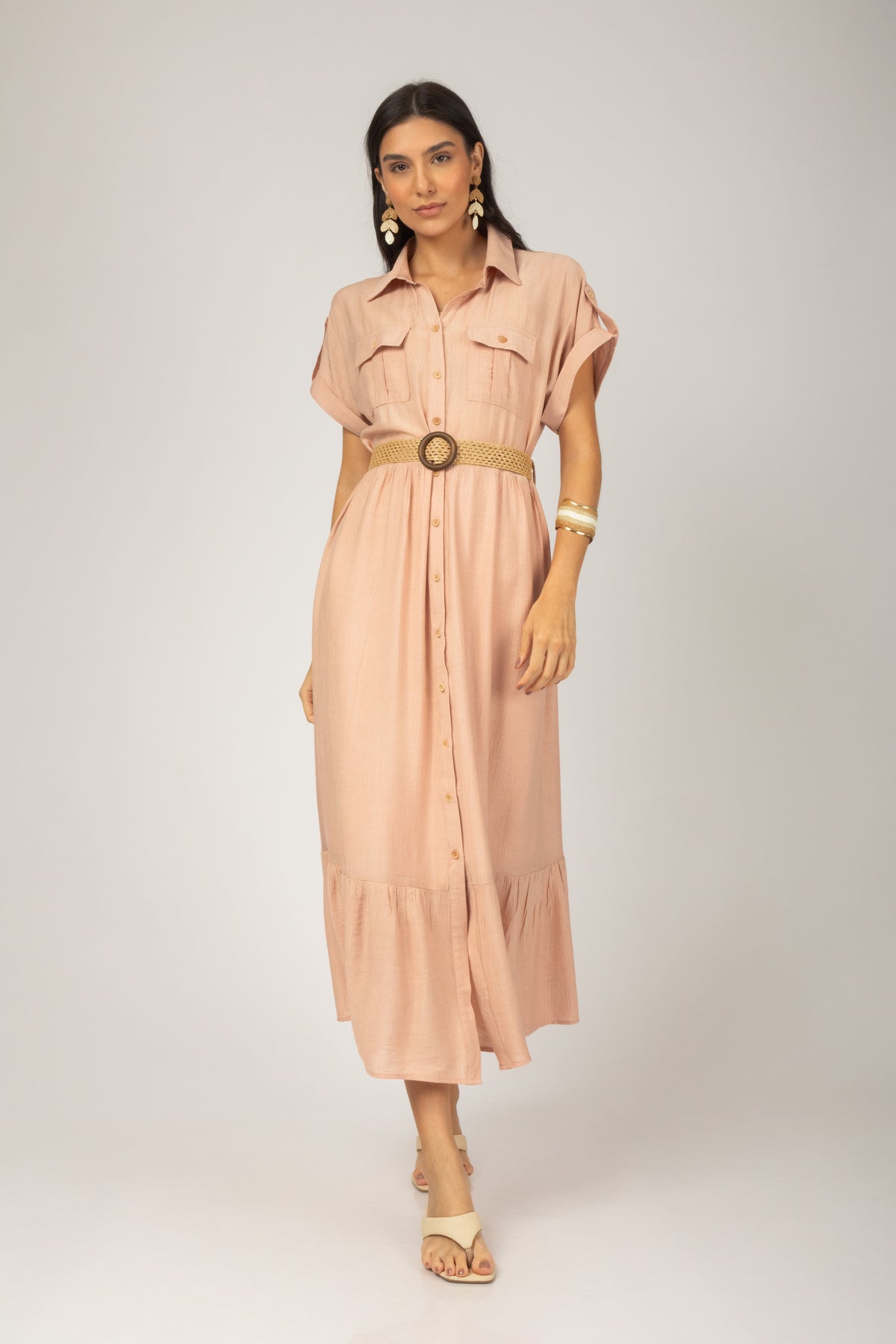 Vestido midi chemise com cinto e bolsos rosa - vista frontal