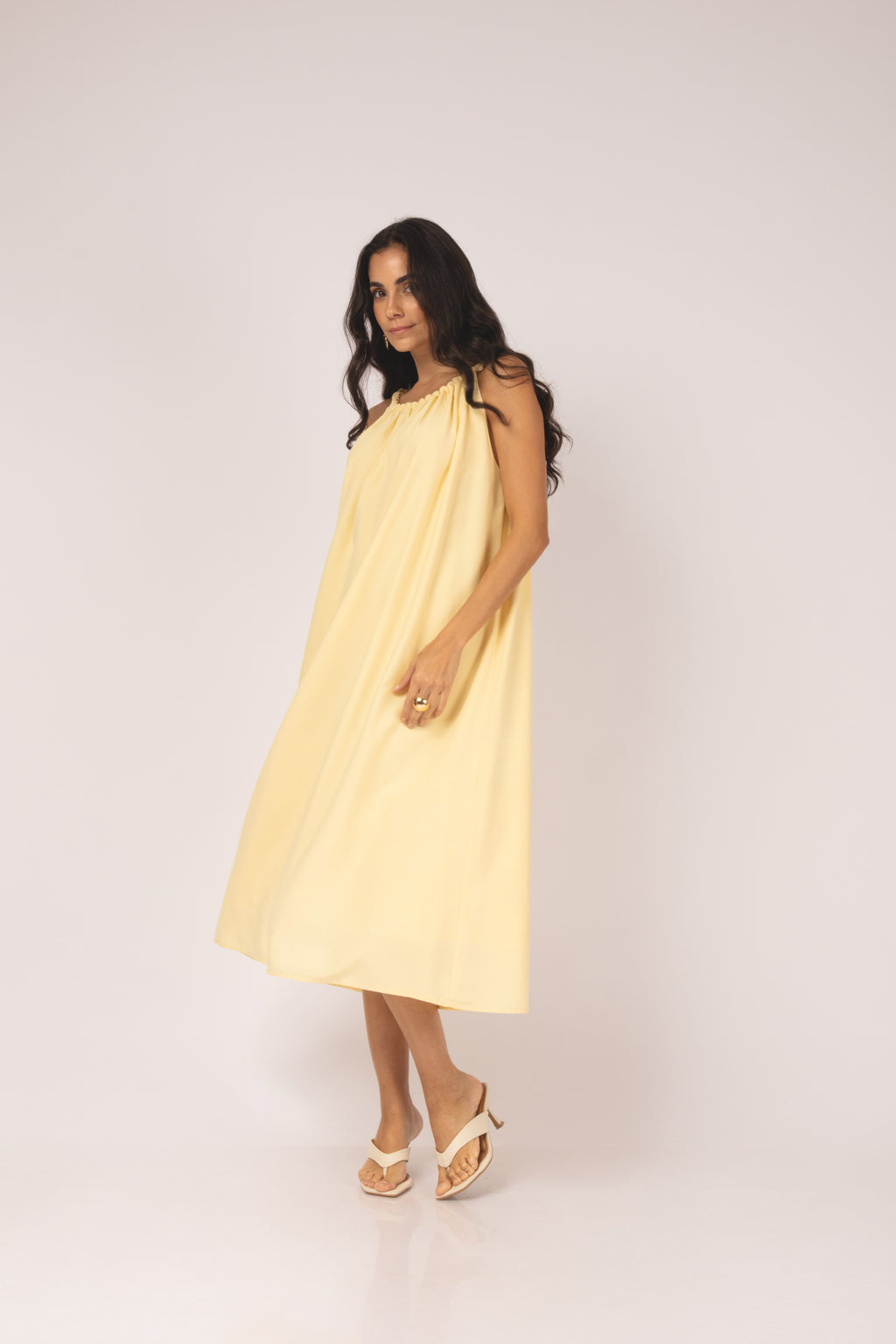 Vestido midi com alças twist e decote franzido amarelo - vista frontal