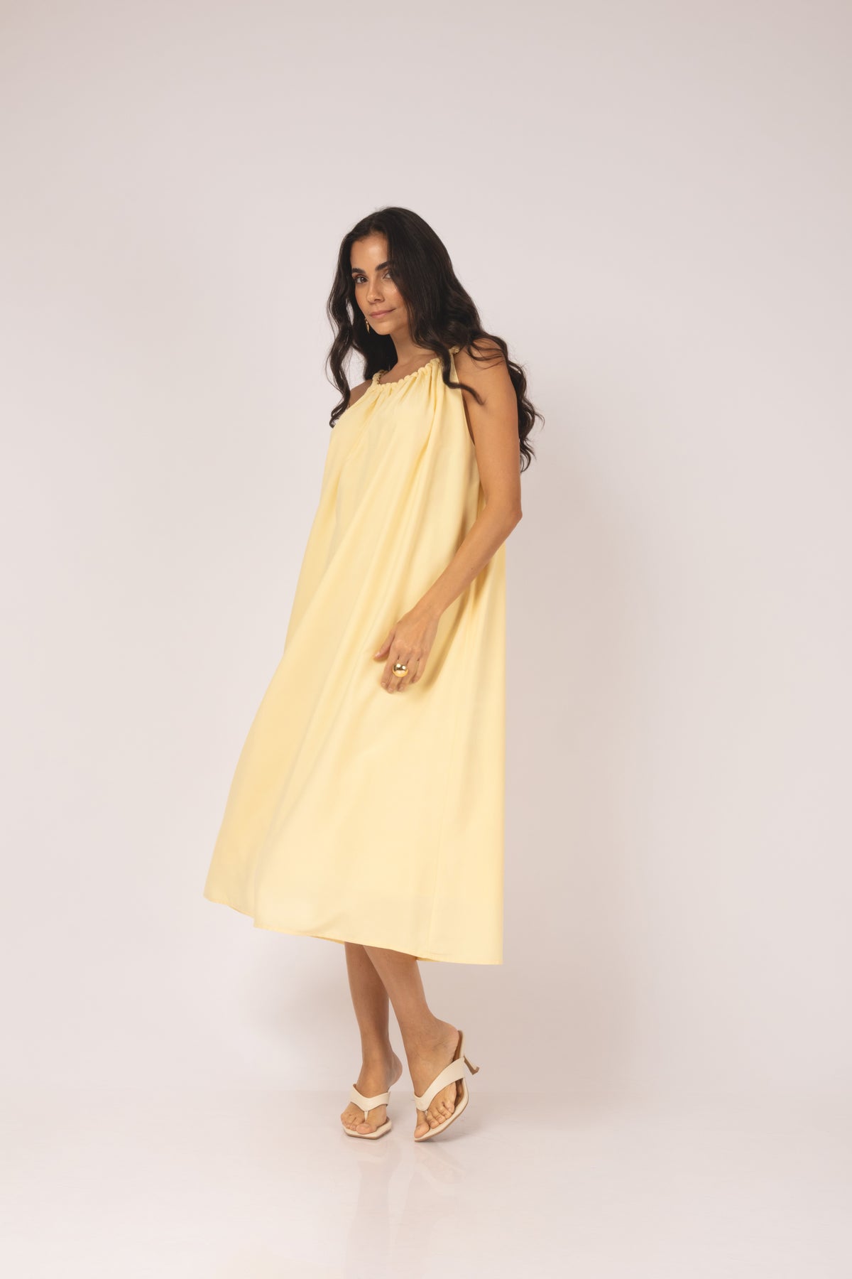 Vestido midi com alças twist e decote franzido amarelo - vista frontal