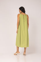 Vestido midi com alças twist e decote franzido verde - vista posterior